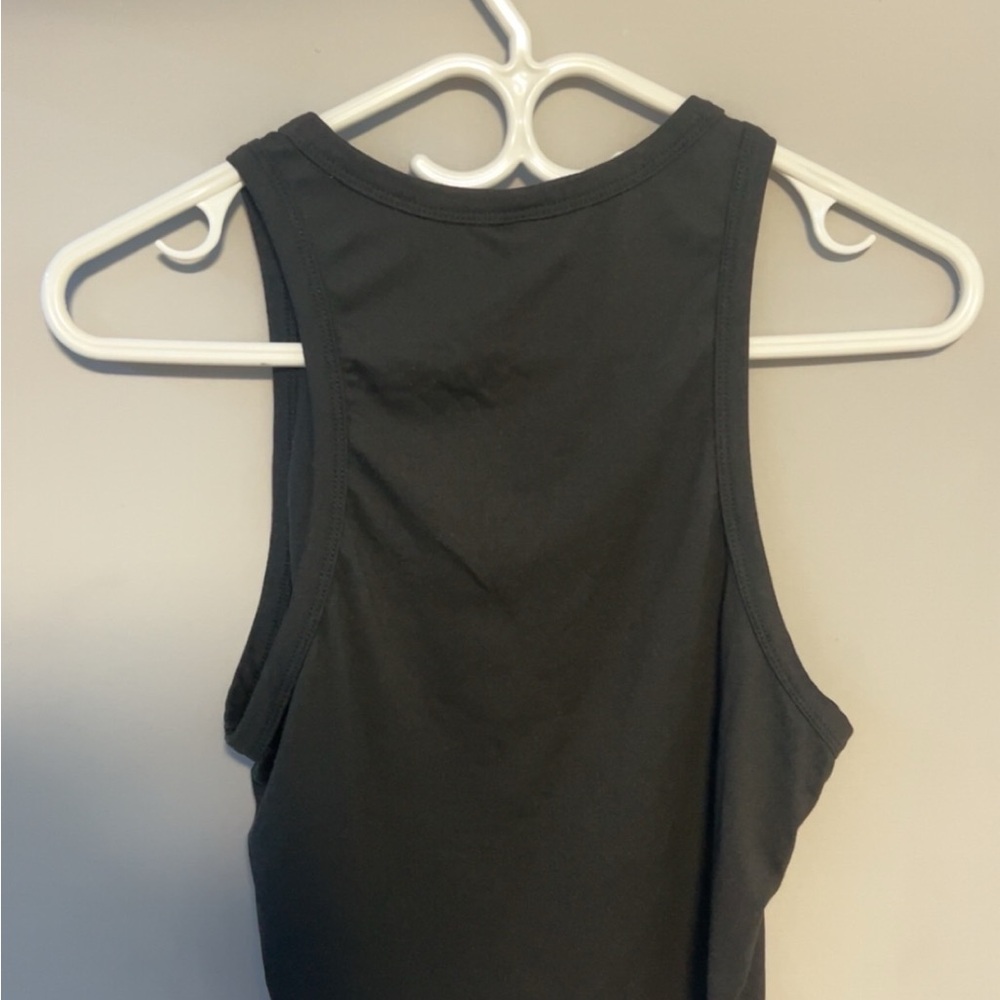 SHEIN 4pcs Pack Crew Neck Tank Tops - Picture 6 of 10